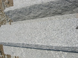 G341 Graniet Ruwe geplukte weg Grijze stoeprandstenen