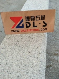 Nieuwe G603 China Goedkope lichtgrijze graniet Kerbstone